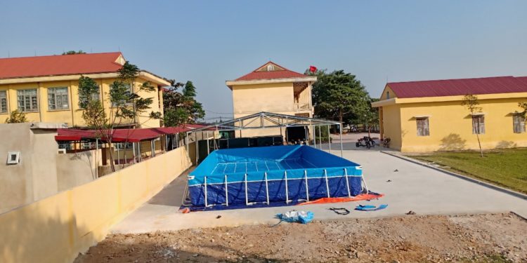 hồ bơi trong trường học