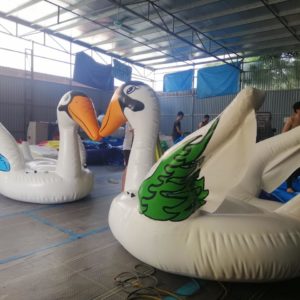 Thùy Linh Cung Cấp 2 Chú Thiên Nga Bơm Hơi Khổng Lồ